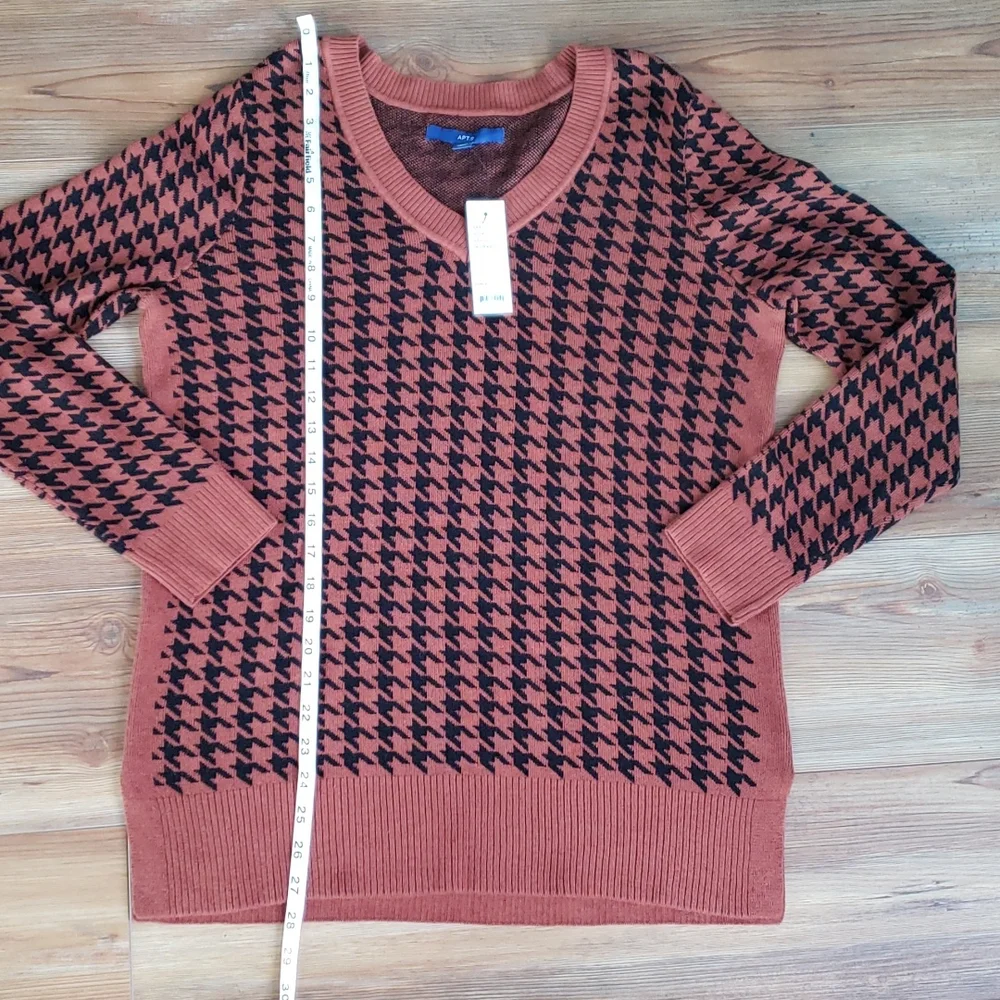 EUC Apt. 9 Rust Orange black houndstooth pattern soft knit V neck sweater Medium - Picture 5 of 7